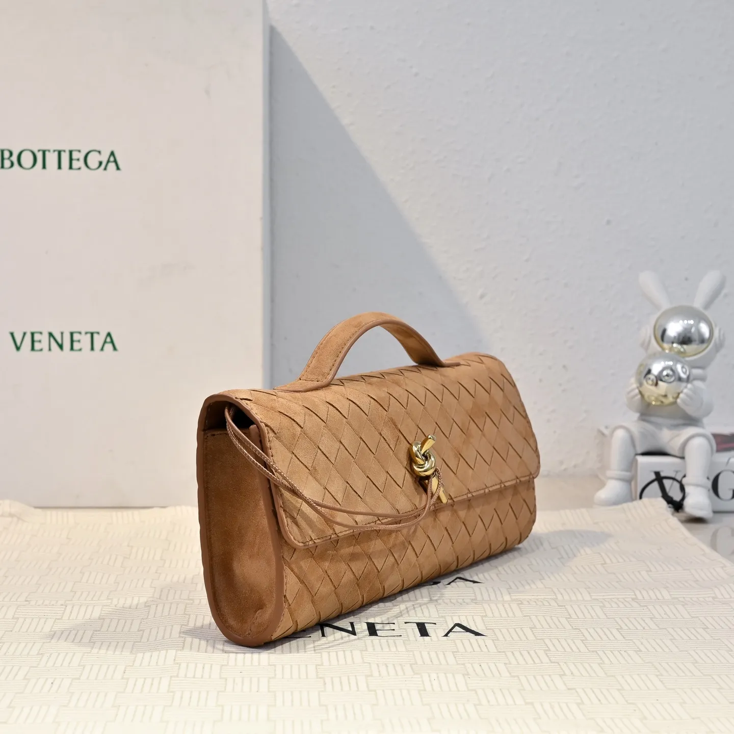 Batch 1360 #Bv Clutch long clutch bag equipped with handles, the design of the clutch bag reflects the exquisite and high-end taste ~ using exquisite craftsmanship intreccio woven suede, it can be held in the hand, carried by hand or under the arm. The metal knot embellishment exudes temperament and nobility ~ , equipped with a zipper compartment inside, it is a good companion for your daily life🧑‍❤️‍💋‍🧑, whether you are walking on the red carpet or attending a dinner, it will add a unique charm to you💞 Model: 1511 Size: 31x13x3